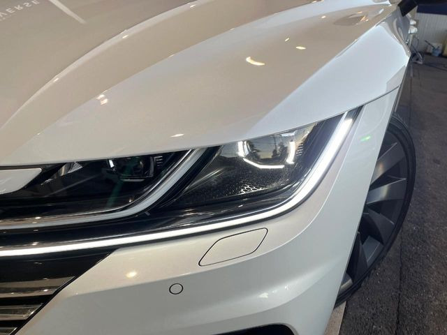 ●LEDヘッドライト:夜間走行時も良好な視界を確保し安心して運転できる高輝度LEDヘッドライトを装備!点灯速度が早く、消費電力も抑えられています。