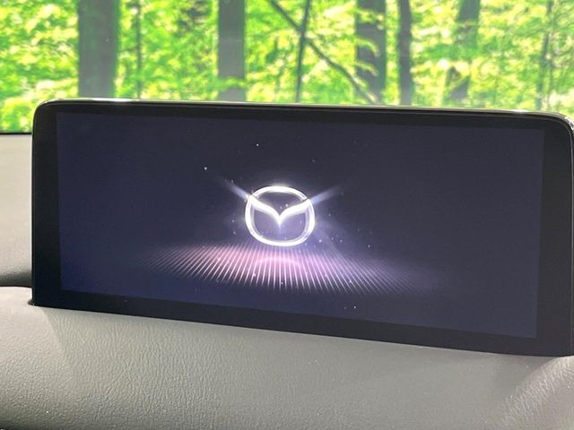 【10.25インチマツダコネクト】車内の雰囲気にマッチした大型ディスプレイ。スマホ接続でのナビ使用やBluetooth再生等、様々な機能が楽しめます。直感的なダイヤル操作が可能で、使い勝手も良好です。