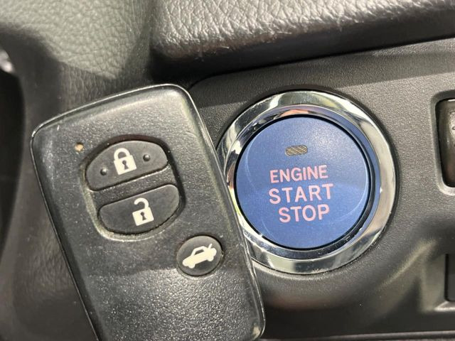 【アクセスキー&プッシュスタート】カバンやポケットに入れたままでもドアの施錠・解錠が可能なスマートキーを装備。エンジンのオン・オフ時もカギを取り出す必要が無く、ボタンをプッシュするだけでOK♪