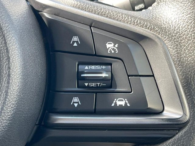 【全車速追従機能付クルーズコントロール】高速道路での長距離走行が楽に!!自動で速度を保つクルーズコントロールが、衝突軽減システムと連携し、前方の車両を感知して車間を保つように速度調節してくれます!!