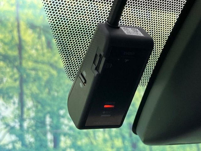 【ドライブレコーダー】安心・安全なカーライフに必須のドライブレコーダーを装備!走行中はもちろん、あおり運転や事故に遭遇した際の状況も映像で記録し、万一のリスクに備えます。