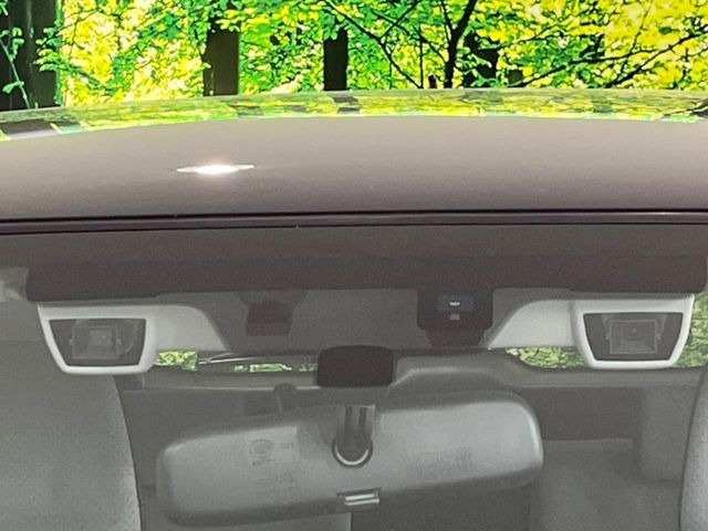 【アイサイトVer2】前方の車両等を検知し、衝突しそうな時は警報で注意を促し、ブレーキを踏む力をサポート。ブレーキを踏めなかった場合は衝突被害軽減ブレーキが作動、衝突回避をサポートします。