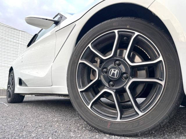 �y����16�C���`�A���~�z�C�[���z�O�ςɃ}�b�`���������A���~�z�C�[���𑕒����Ă���܂��B�e��ЊO�A���~�z�C�[����A�X�^�b�h���X�^�C�����戵�����Ă���܂��B���񂲑��k����������