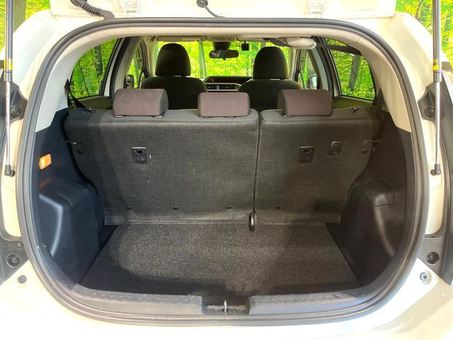 ���i�̂���������ʋ΁A���}���ɏ\���ȉ׎��X�y�[�X���m�ۂ��Ă���܂��B�Z�J���h�V�[�g��|���ƁA�傫�ȉו��̐ύڂ��\�ł���