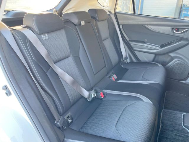後部座席も気になるようなキズ・汚れやへたり等、大きなダメージはなく、良好な状態です。