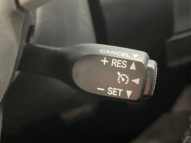 【クルーズコントロール】高速道路もラクラク走行。アクセルを離しても一定速度で走行ができ、長距離運転時の負担を軽減!加速・減速も簡単なスイッチ操作で調整できます。