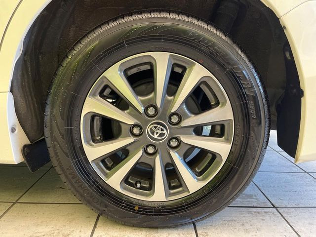 【純正アルミホイール】外観にマッチした純正アルミホイールを装着しております。各種社外アルミホイールや、スタッドレスタイヤも取扱いしております。是非ご相談ください♪