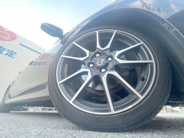 【純正アルミホイール】外観にマッチした純正アルミホイールを装着しております。各種社外アルミホイールや、スタッドレスタイヤも取扱いしております。是非ご相談ください♪