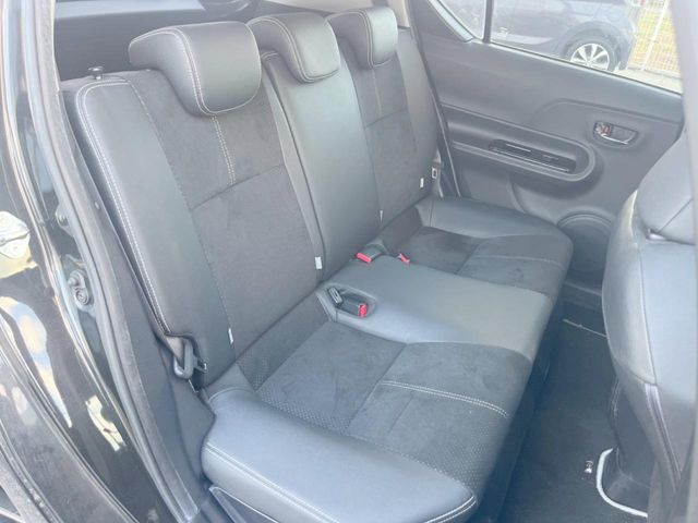 後部座席も気になるようなキズ・汚れやへたり等、大きなダメージはなく、良好な状態です。