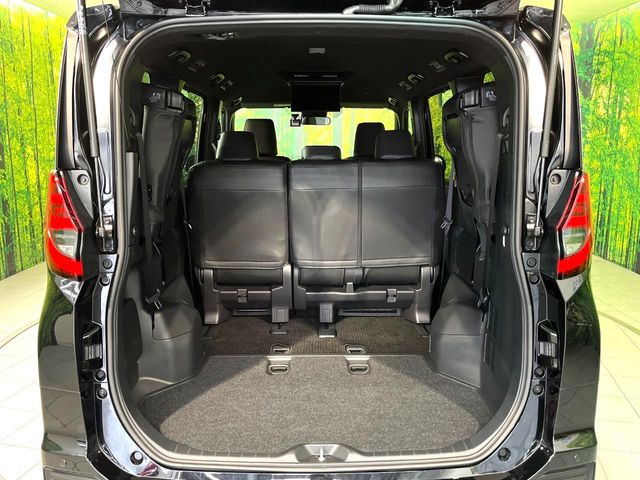 後席を格納すると、これだけの広さが!シーンに合わせたシートアレンジで、大きな荷物も積むことが出来ます♪