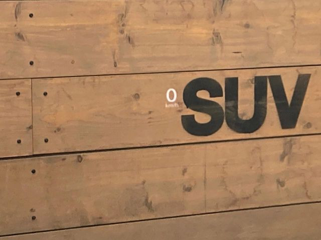 �y�w�b�h�A�b�v�f�B�X�v���C�z���݂̑��x�⑖�s�����f�W�^���\���ŉ^�]�ȑO���̃K���X�ɓ��e!�^�]���A�ڐ������炳���K�v�ȏ����m�F�ł���̂łƂ��Ă��֗��ň��S!