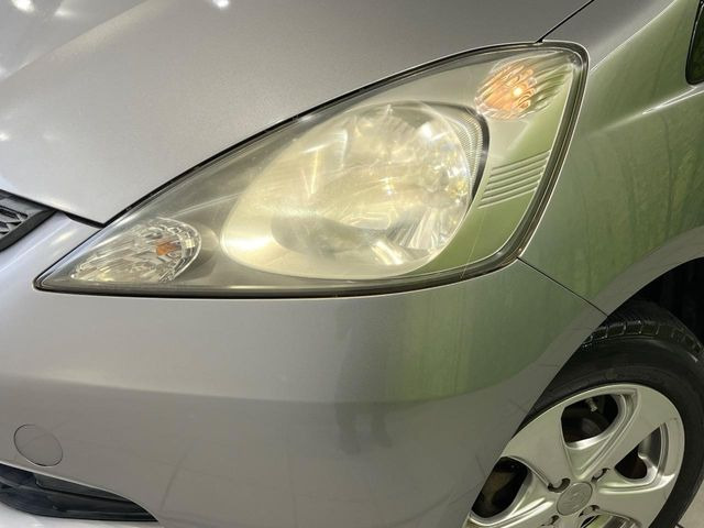 【HIDヘッドライト】非常に明るく前方を照らしてくれるので、悪天候や夜間の走行時も視界良好で安心してお乗りいただけます。