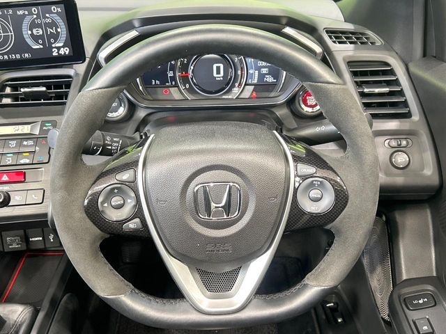 �C���e���A�ɍ��킹���f�U�C���̃X�e�A�����O�́A�^�]�������̂��Ƃ��l���A�^�]���₷���`��A�傫���ł��B�����x�A���ۂɐG���Ă��m���߂��������B