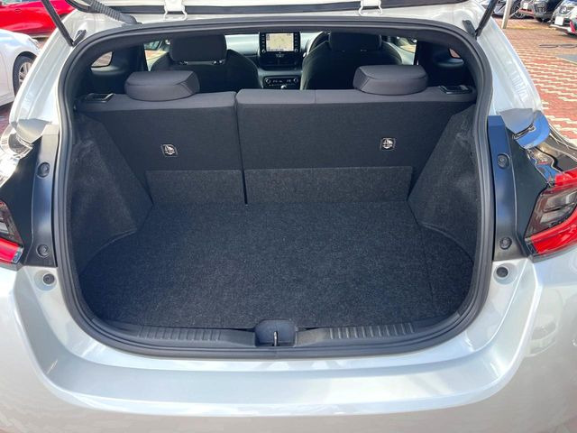 ���i�̂���������ʋ΁A���}���ɏ\���ȉ׎��X�y�[�X���m�ۂ��Ă���܂��B�Z�J���h�V�[�g��|���ƁA�傫�ȉו��̐ύڂ��\�ł���