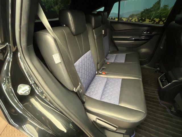 後部座席も気になるようなキズ・汚れやへたり等、大きなダメージはなく、良好な状態です。