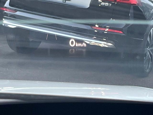 ●ヘッドアップディスプレイ:現在の速度や走行情報をデジタル表示で運転席前方のガラスに投影!運転中、視線をずらさず必要な情報を確認できるのでとっても便利で安心!