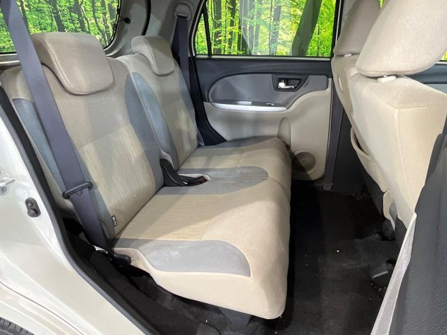 広々とした2列目シートは居住性が高く、居心地も快適!友達や家族とのお出かけにぴったりです。ベビーシートやチャイルドシート使用時も快適にお過ごしいただける十分な空間を確保しています。