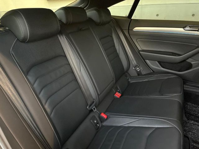 ●後部座席も気になるようなキズ・汚れやへたり等、大きなダメージはなく、良好な状態です。