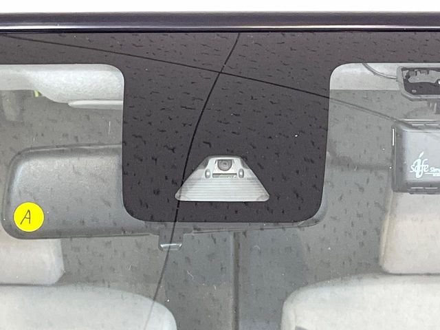 【スマートアシスト】走行中に前方の車両等を認識し、衝突しそうな時は警報とブレーキで衝突回避と被害軽減をアシスト。より安全にドライブをお楽しみいただけます。