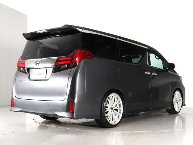 当店では、厳選された車両のみ展示しております。アルファード・ヴェルファイアに特化した専門店ならではの豊富な在庫の中から、お気に入りの一台をお探しください!