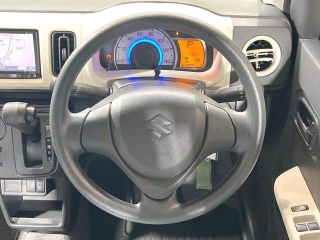 �C���e���A�ɍ��킹���f�U�C���̃X�e�A�����O�́A�^�]�������̂��Ƃ��l���A�^�]���₷���`��A�傫���ł��B�����x�A���ۂɐG���Ă��m���߂��������B