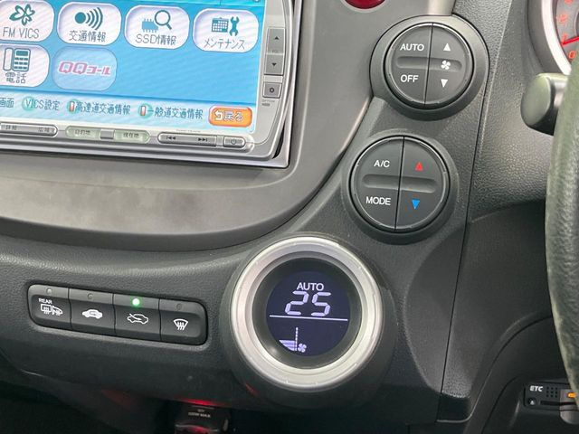 【オートエアコン】一度お好みの温度に設定すれば、車内の温度を検知し風量や温度を自動で調整。暑い…寒い…と何度もスイッチ操作をする必要はありません。快適な車内空間には必須の機能ですね♪