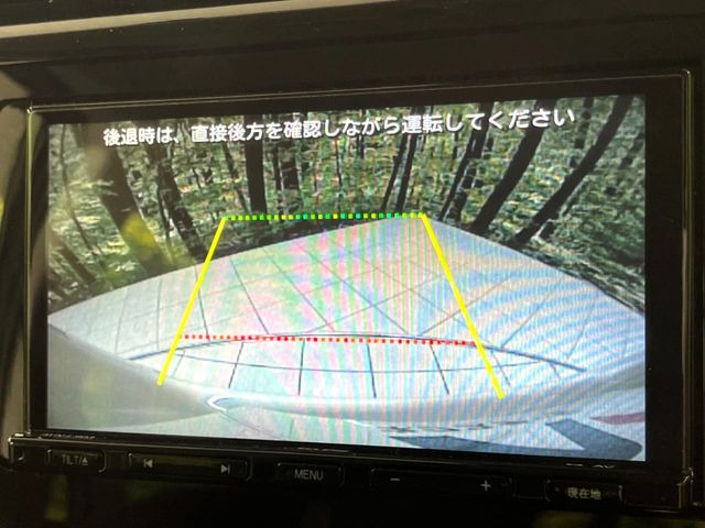 【バックカメラ】駐車時に後方がリアルタイム映像で確認できます。大型商業施設や立体駐車場での駐車時や、夜間のバック時に大活躍!運転スキルに関わらず、今や必須となった装備のひとつです!