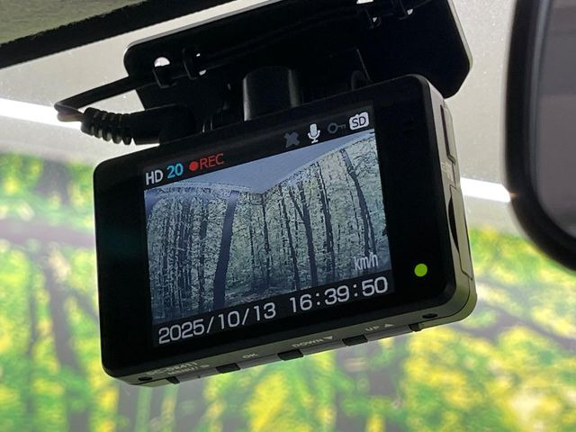 【ドライブレコーダー】安心・安全なカーライフに必須のドライブレコーダーを装備!走行中はもちろん、あおり運転や事故に遭遇した際の状況も映像で記録し、万一のリスクに備えます。