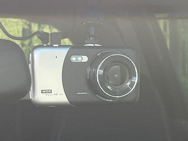 【ドライブレコーダー】安心・安全なカーライフに必須のドライブレコーダーを装備!走行中はもちろん、あおり運転や事故に遭遇した際の状況も映像で記録し、万一のリスクに備えます。