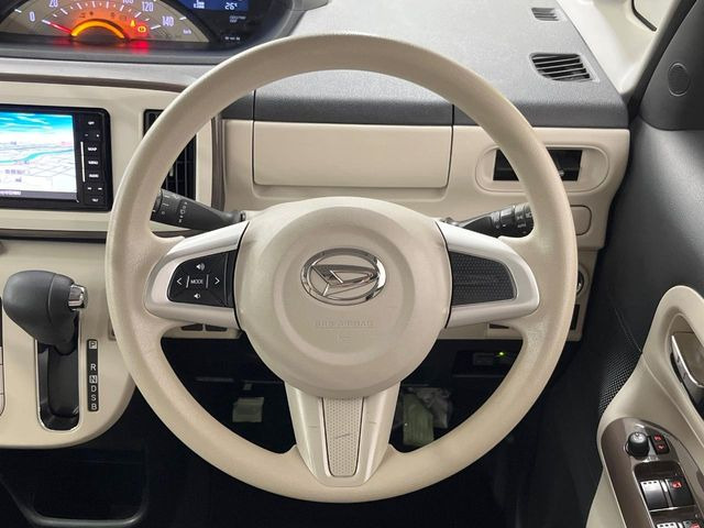 �C���e���A�ɍ��킹���f�U�C���̃X�e�A�����O�́A�^�]�������̂��Ƃ��l���A�^�]���₷���`��A�傫���ł��B�����x�A���ۂɐG���Ă��m���߂��������B