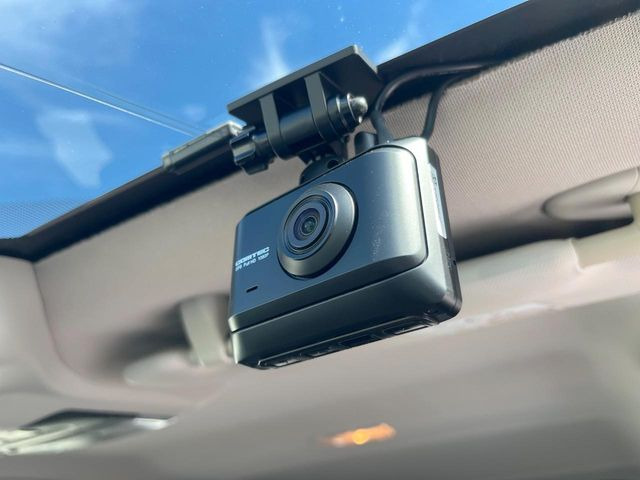 【ドライブレコーダー】安心・安全なカーライフに必須のドライブレコーダーを装備!走行中はもちろん、あおり運転や事故に遭遇した際の状況も映像で記録し、万一のリスクに備えます。