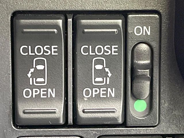 【両側パワースライドドア】スマートキーや運転席のスイッチで後席両側スライドドアの開閉が可能♪電動だから力を入れてドアを開ける必要が無く、小さなお子様でも簡単に開け閉めでき快適です♪