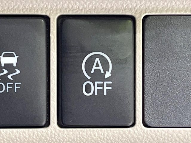 【アイドリングストップ】赤信号や渋滞で停車した際にエンジンを停止し、無駄な燃料の消費を抑えます。燃費向上や環境保護につなげる機能♪エンジンはブレーキを離せば再始動します。