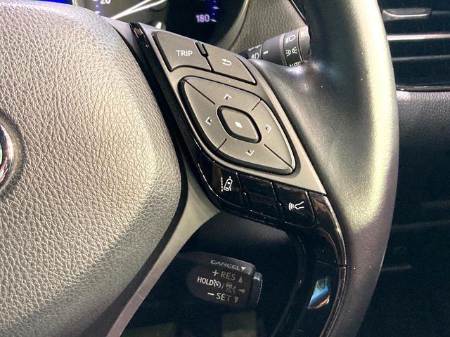 【レーダークルーズコントロール】高速道路での長距離走行が楽に!!自動で速度を保つクルーズコントロールが、衝突軽減システムと連携し、前方の車両を感知して車間を保つように速度調節してくれます!!