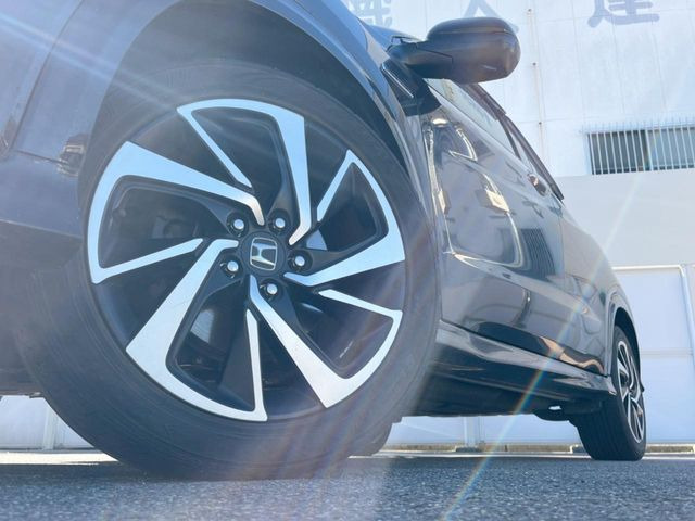 【純正18インチアルミホイール】外観にマッチした純正アルミホイールを装着しております。各種社外アルミホイールや、スタッドレスタイヤも取扱いしております。是非ご相談ください♪