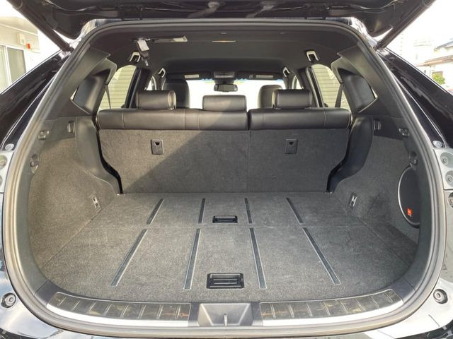 積み下ろしのしやすいデッキにはたっぷりと荷物を積み込んでいただけます。遊びから仕事まで、様々なシーンで頼れます♪