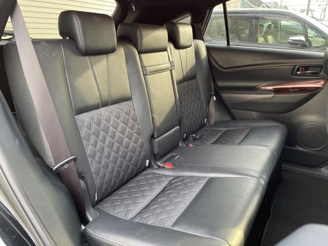 後部座席も気になるようなキズ・汚れやへたり等、大きなダメージはなく、良好な状態です。