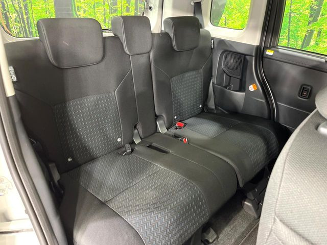 後部座席も気になるようなキズ・汚れやへたり等、大きなダメージはなく、良好な状態です。
