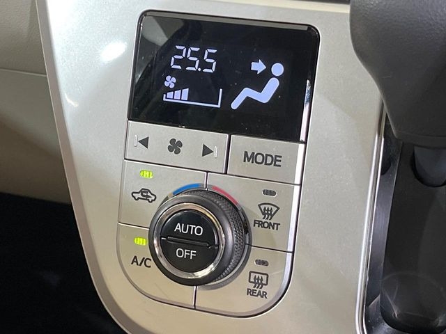 【オートエアコン】一度お好みの温度に設定すれば、車内の温度を検知し風量や温度を自動で調整。暑い…寒い…と何度もスイッチ操作をする必要はありません。快適な車内空間には必須の機能ですね♪