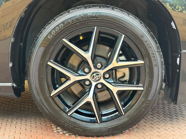 【グレード専用純正18インチアルミホイール】デザイン性の高い純正アルミホイールを装着しております。各種社外アルミホイールや、スタッドレスタイヤも取扱いしております。是非ご相談ください♪