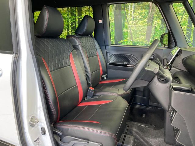 【ハーフレザーシート】高級感と座り心地を両立した人気のシート♪背面・座面のファブリック素材は、通気性の良さや滑りにくさに優れています。気温や服装に左右されず快適にお乗りいただけます。