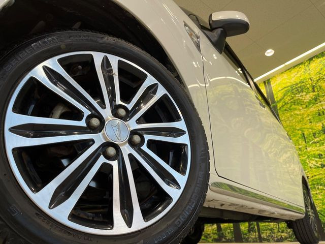 【純正15インチアルミホイール】外観にマッチした純正アルミホイールを装着しております。各種社外アルミホイールや、スタッドレスタイヤも取扱いしております。是非ご相談ください♪