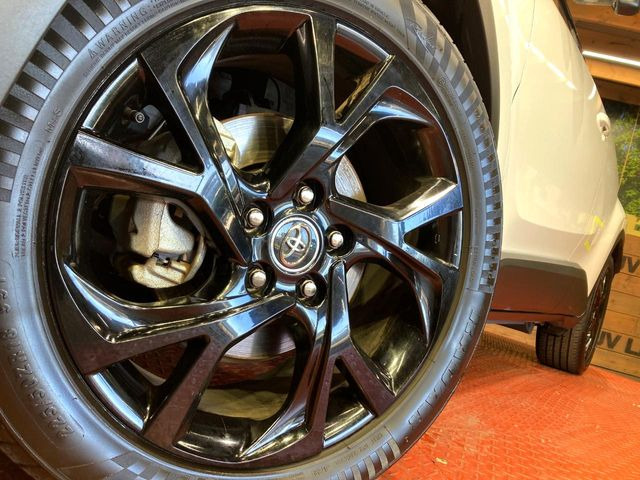 【純正18インチアルミホイール】外観にマッチした純正アルミホイールを装着しております。各種社外アルミホイールや、スタッドレスタイヤも取扱いしております。是非ご相談ください♪