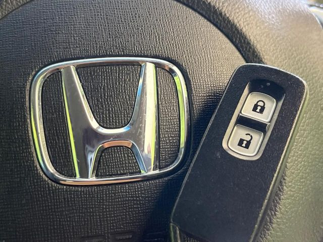 �yHonda�X�}�[�g�L�[�z�J�o����|�P�b�g�ɓ��ꂽ�܂܂ł��h�A�̎{���E�������\�ȃX�}�[�g�L�[�𑕔��B�G���W���̃I���E�I�t�����J�M�����o���K�v����������Ƃ��Ă��֗��ł���