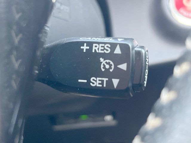 【クルーズコントロール】高速道路もラクラク走行。アクセルを離しても一定速度で走行ができ、長距離運転時の負担を軽減!加速・減速も簡単なスイッチ操作で調整できます。