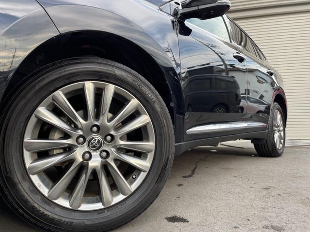 【純正18インチアルミホイール】外観にマッチした純正アルミホイールを装着しております。各種社外アルミホイールや、スタッドレスタイヤも取扱いしております。是非ご相談ください♪