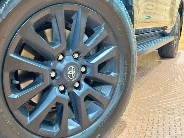 【純正18インチアルミホイール】外観にマッチした純正アルミホイールを装着しております。各種社外アルミホイールや、スタッドレスタイヤも取扱いしております。是非ご相談ください♪