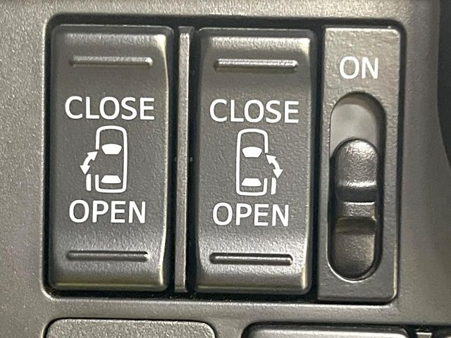 【両側パワースライドドア】スマートキーや運転席のスイッチで後席両側スライドドアの開閉が可能♪電動だから力を入れてドアを開ける必要が無く、小さなお子様でも簡単に開け閉めでき快適です♪