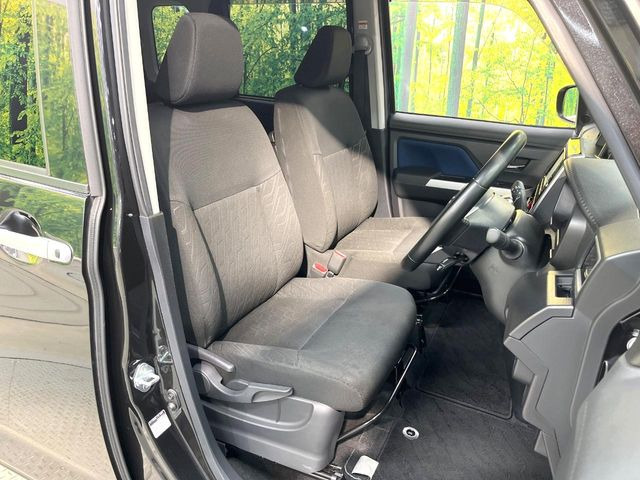 運転席シート廻りは使用感も少なく、良好な状態となっています。丁寧に使われていたことがよくわかりますね。