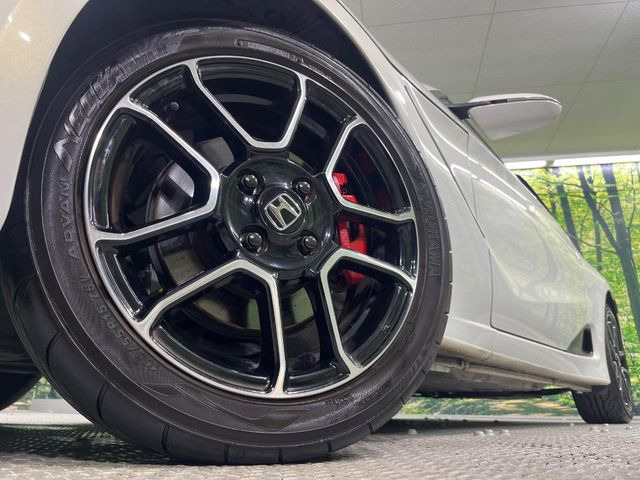 【純正15インチアルミホイール】外観にマッチした純正アルミホイールを装着しております。各種社外アルミホイールや、スタッドレスタイヤも取扱いしております。是非ご相談ください♪